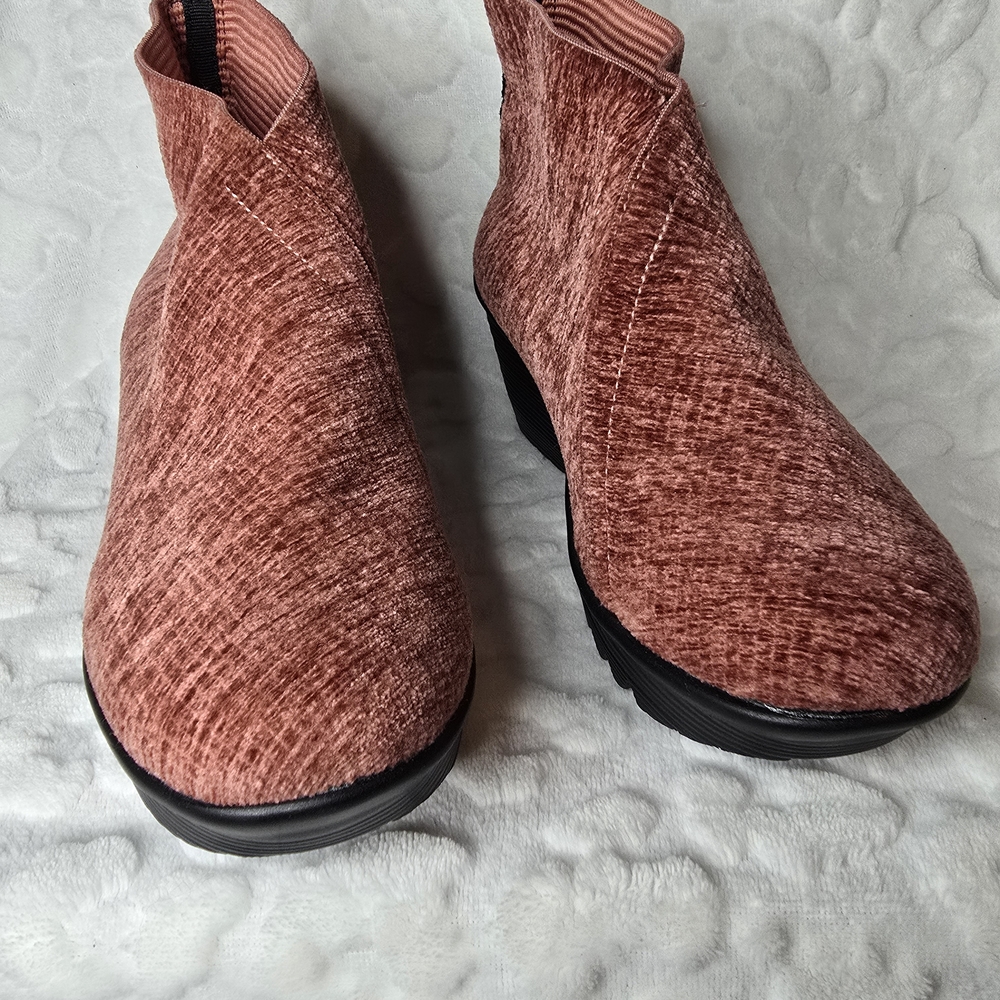 bernie mev. Slip-On Knit Ankle Boot in Rust